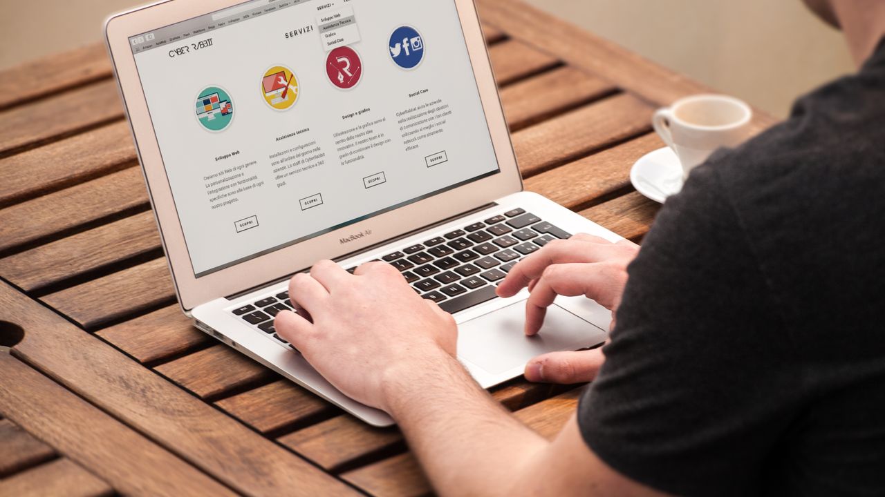 Laptop sa otvorenim sajtom firme — pregled strane sa uslugama
